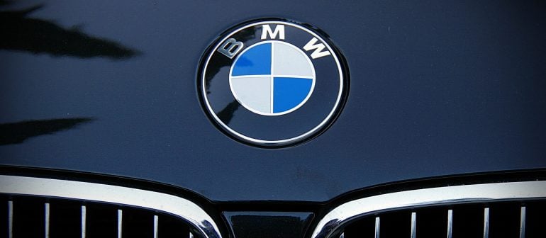 BMW-Logo-auf-Motorhaube