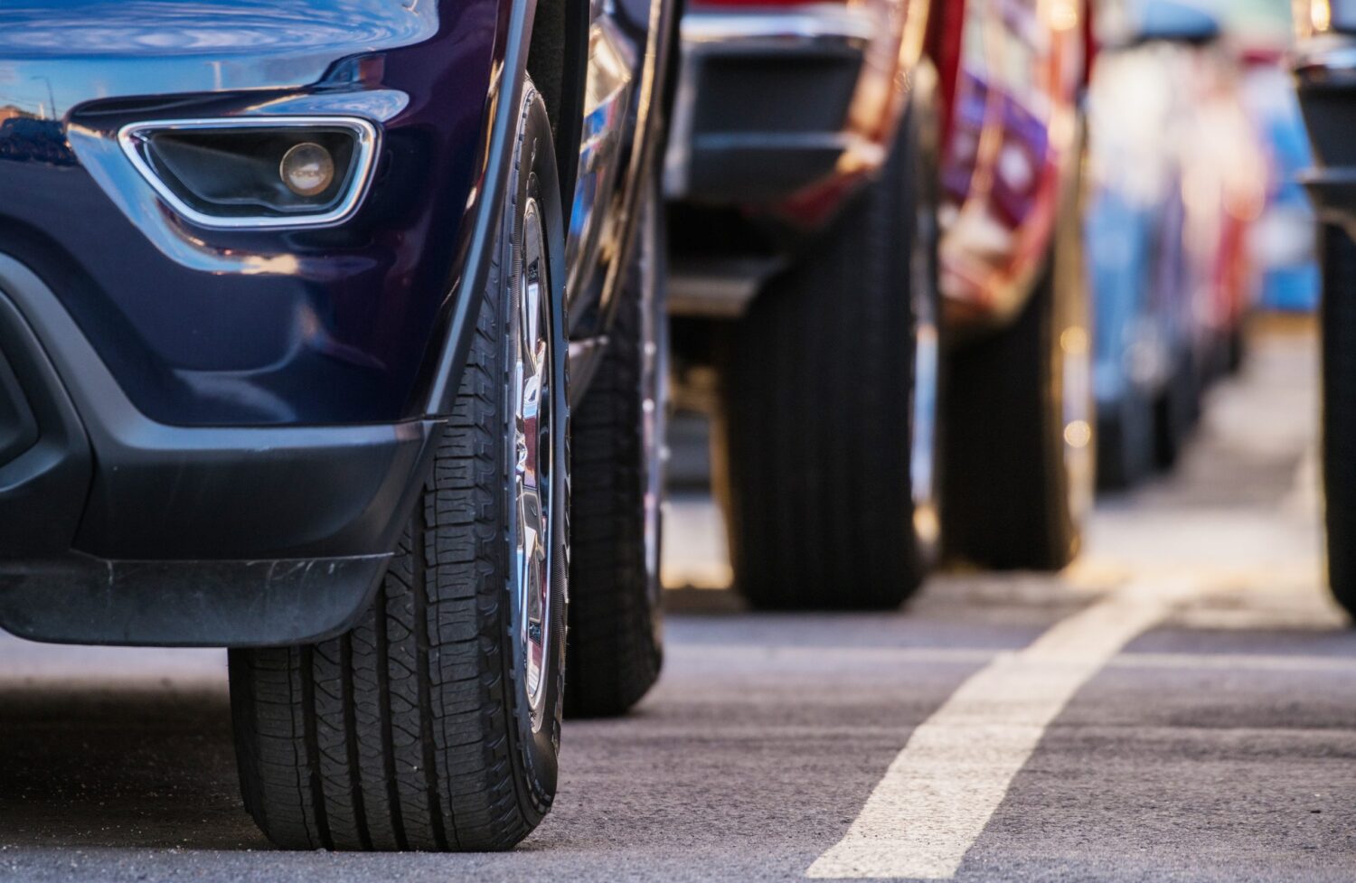 Ausschnitt-Autos-stehen-hintereinander