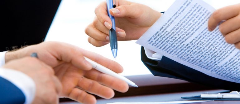 Hände-halten-Dokument-und-Stifte