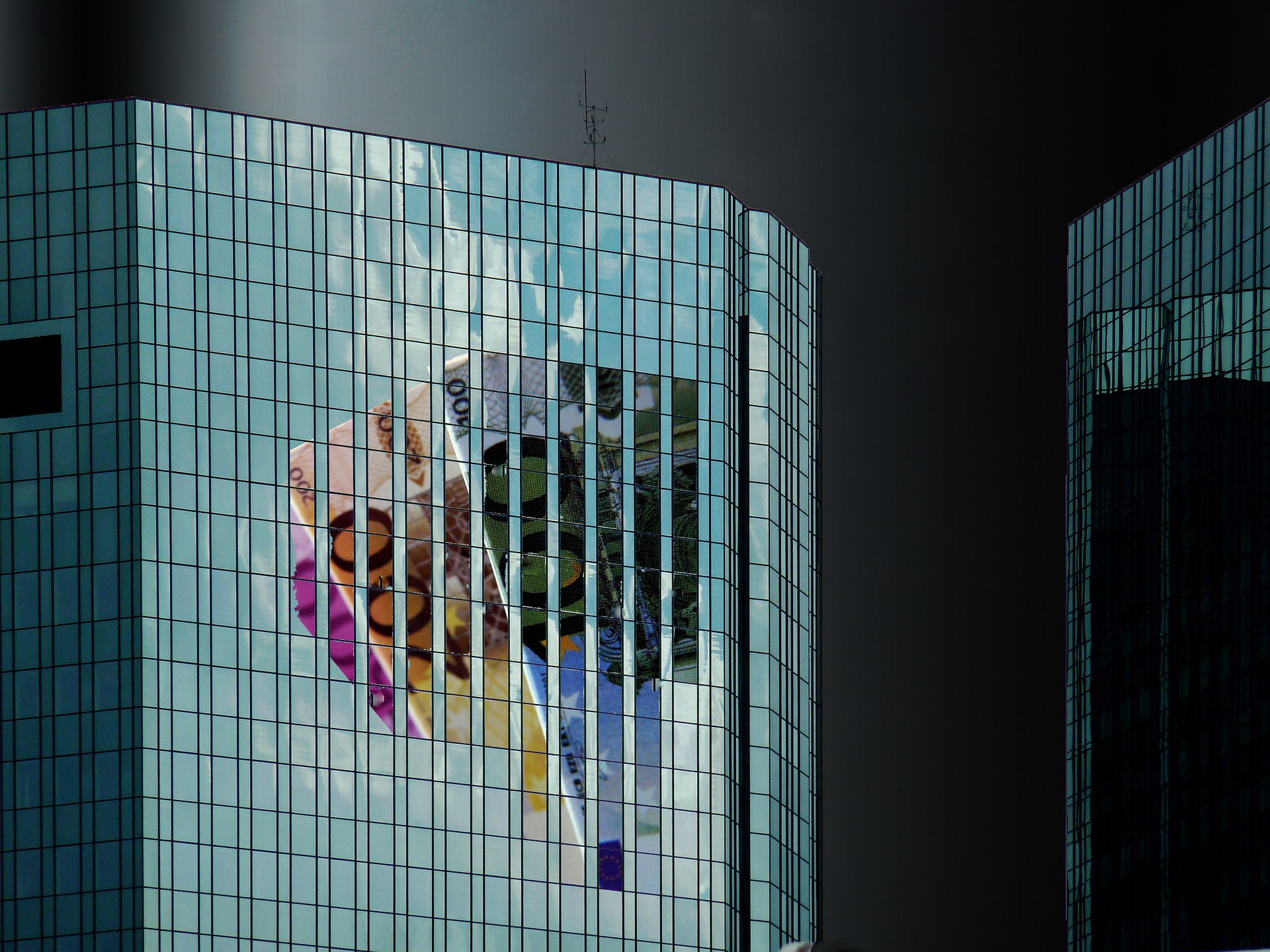 Bankgebäude-mit-Glasfassade