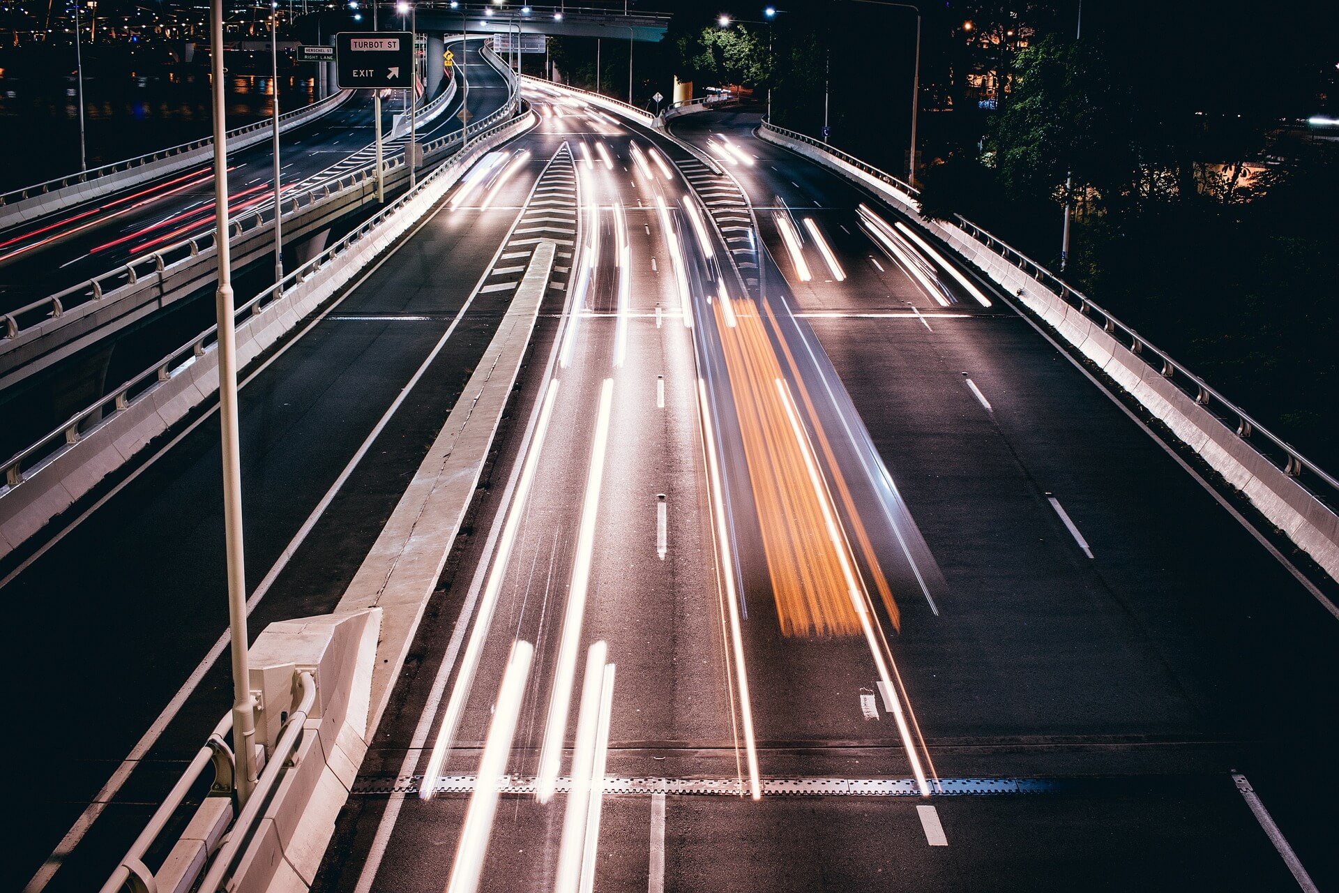 Straße bei Nacht beuchtet