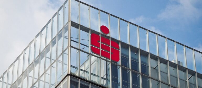 Bürogebäude_Sparkassen_Logo